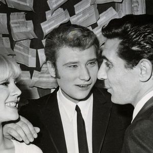 E0X5AG 16 avril 1965 - Paris, France - Sylvie Vartan et Johnny Hallyday sont avec Gilbert Bécaud dans la loge de Hallyday avant qu'il ne monte sur scène et se produise au théâtre Olympia. Photo by Alamy/ABACAPRESS.COM