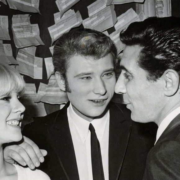 E0X5AG 16 avril 1965 - Paris, France - Sylvie Vartan et Johnny Hallyday sont avec Gilbert Bécaud dans la loge de Hallyday avant qu'il ne monte sur scène et se produise au théâtre Olympia. Photo by Alamy/ABACAPRESS.COM