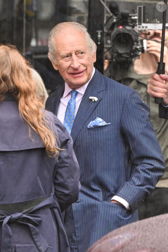 Mais depuis 2020, le palais de Buckingham fait sans Harry et Meghan après qu'ils ont décidé de renoncer à leurs devoirs royaux.

Le roi Charles III d'Angleterre III arrive pour une visite à South By Southwest London et Old Spitalfields Market à Londres, Angleterre. 

Backgrid UK/ Bestimage