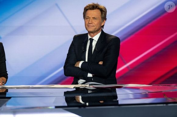 Les journalistes français Anne Sophie Lapix et Laurent Delahousse sur le plateau de l'émission spéciale sur les élections présidentielles de la télévision publique française France 2, à Paris, France le 24 avril 2022. Photo par Ammar Abd Rabbo/ABACAPRESS.COM