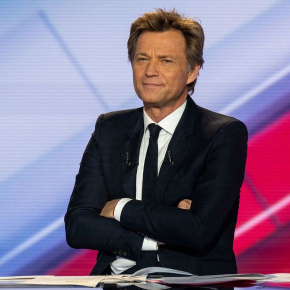 Les journalistes français Anne Sophie Lapix et Laurent Delahousse sur le plateau de l'émission spéciale sur les élections présidentielles de la télévision publique française France 2, à Paris, France le 24 avril 2022. Photo par Ammar Abd Rabbo/ABACAPRESS.COM