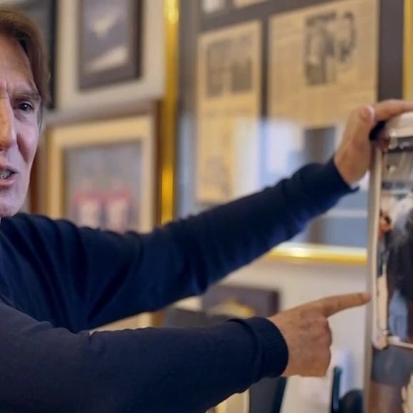 Voici à quoi ressemble la villa blanche de Sylvie Vartan à Los Angeles.