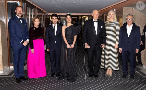 Le prince Haakon de Norvège, la reine Sonja, le roi Harald, La princesse Mette Marit de Norvège, Taghi Rahmani, le mari de Narges Mohammadi La famille royale de Norvège au dîner en l'honneur du prix Nobel de la paix Narges Mohammadi au Grand Hotel à Oslo le 10 décembre 2023.