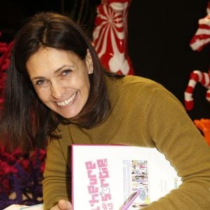 Adeline Blondieau dédicace ses livres dont le dernier "Le yoga des enfants" au marché de Noël de la Défense le 14 Décembre 2019.
© Christophe Aubert via Bestimage