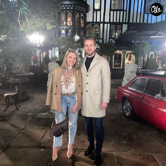 Diplômée en sciences du sport, la jeune femme exerçait en tant que coach de fitness avant de mettre sa carrière de côté pour se consacrer à son foyer.

Harry Kane et son épouse Kate. Janvier 2020.