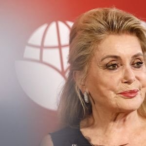 "Une invitée très spéciale chez Sapori d’Italia", a écrit le restaurant en légende d’une photo Instagram sur laquelle Catherine Deneuve prend la pose auprès d’un membre de l’équipe de l’établissement.

Catherine Deneuve au photocall de la soirée de charité de la Fondation Umbrella à l'hôtel Hyatt Regency de Düsseldorf, Allemagne, le 29 mai 2026. © Action Press/Bestimage