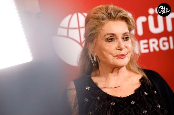 "Une invitée très spéciale chez Sapori d’Italia", a écrit le restaurant en légende d’une photo Instagram sur laquelle Catherine Deneuve prend la pose auprès d’un membre de l’équipe de l’établissement.

Catherine Deneuve au photocall de la soirée de charité de la Fondation Umbrella à l'hôtel Hyatt Regency de Düsseldorf, Allemagne, le 29 mai 2026. © Action Press/Bestimage