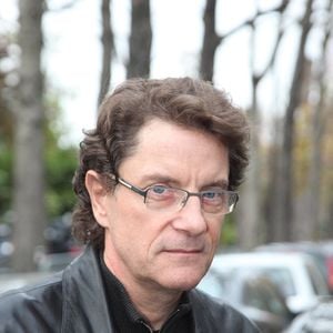 Francis Cabrel arrive à l'émission 'Vivement Dimanche' à Paris, France, le 4 novembre 2009. Photo Denis Guignebourg/ABACAPRESS.COM