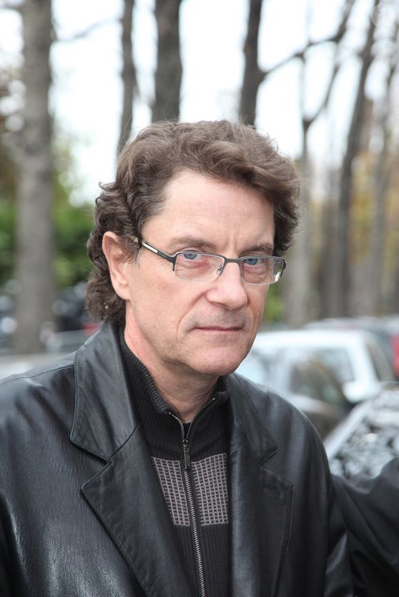 Francis Cabrel arrive à l'émission 'Vivement Dimanche' à Paris, France, le 4 novembre 2009. Photo Denis Guignebourg/ABACAPRESS.COM
