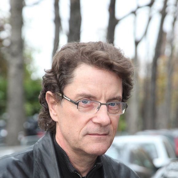 Francis Cabrel arrive à l'émission 'Vivement Dimanche' à Paris, France, le 4 novembre 2009. Photo Denis Guignebourg/ABACAPRESS.COM