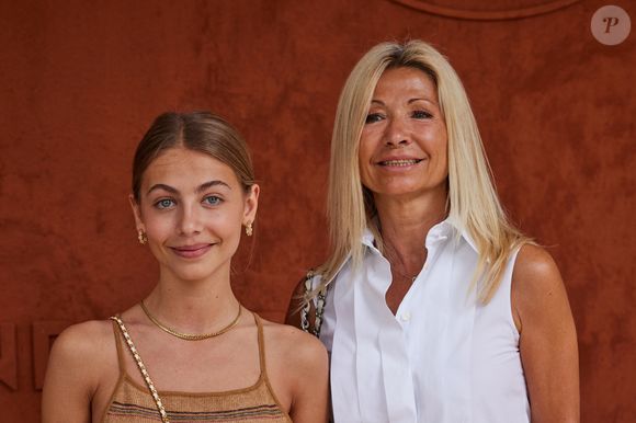 Natty Tardivel et sa fille Stella Belmondo au village lors des Internationaux de France de tennis de Roland Garros 2023, à Paris, le 9 juin 2023. 

Photo : Jacovides-Moreau / Bestimage