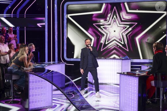 Exclusif - Cyril Hanouna, sur le plateau de l’émission « TPMP » présentée par C.Hanouna et diffusée en direct sur Youtube et sur toutes les box (SFR, FREE, Bouygues, MyCanal etc), Paris, France, le 21 mars 2025. © Jack Tribeca / Bestimage