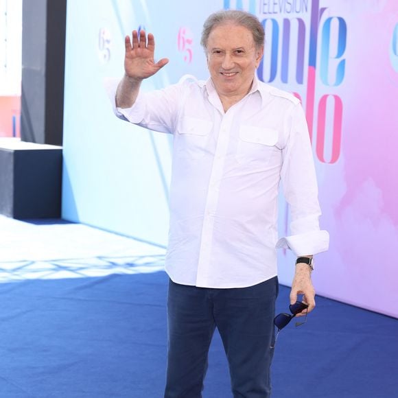 Michel Drucker - Photocall pour sa Nymphe d'honneur au Grimaldi Forum lors de la 65eme édition du Festival TV De Monte Carlo le 13 Juin 2026

 © Denis Guignebourg /Bestimage