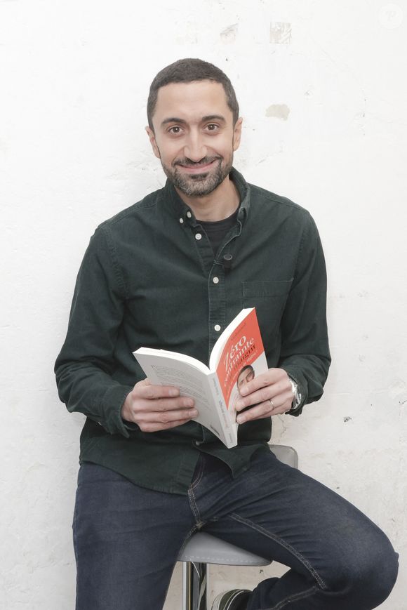 Il explique : "Je pense que le thé matcha est supérieur au café sur le plan alimentaire, nutritionnel il a plus d'intérêt. D'abord c'est du thé vert qui a séché pendant très longtemps et qui va lorsqu'on va le consommer, on va le consommer avec la feuille, il a été broyé, c'est pas une infusion, on a pris l'entièreté de la feuille et on va la boire ça fait un thé vert concentré"

Exclusif - Jimmy Mohamed en backstage de l'émission Touche pas à mon poste (TPMP) diffusée en directe sur C8 le 7 février 2023. © Jack Tribeca / Bestimage