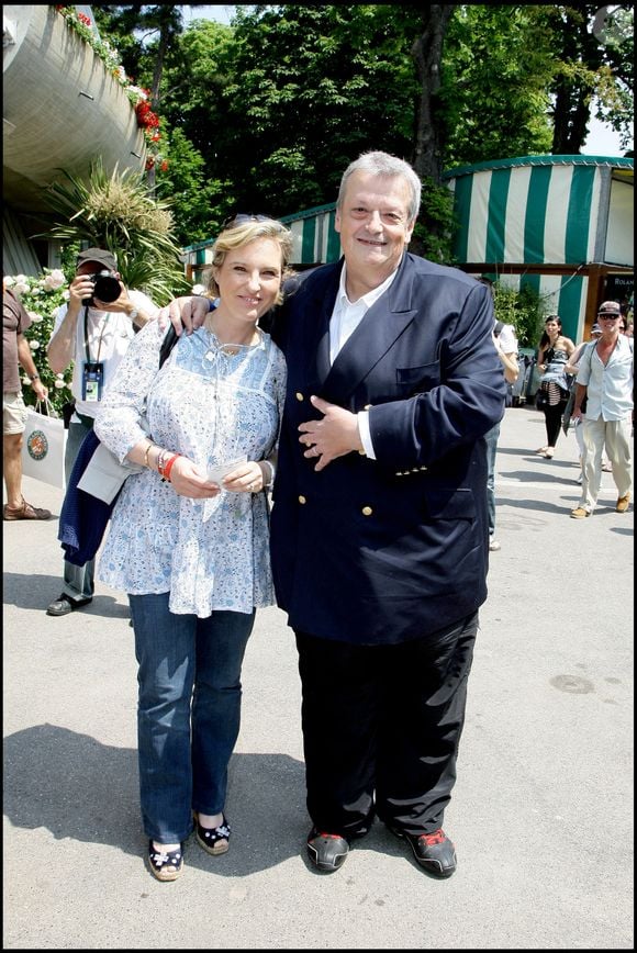 Guy Carlier et son épouse, Josephine Dard  - TOURNOI DE ROLAND GARROS 2009 - INTERNATIONAUX DE FRANCE - JOURNEE DU MERCREDI 3 JUIN
©RINDOFF-JACOVIDES / BESTIMAGE