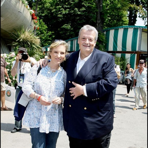 Guy Carlier et son épouse, Josephine Dard  - TOURNOI DE ROLAND GARROS 2009 - INTERNATIONAUX DE FRANCE - JOURNEE DU MERCREDI 3 JUIN
©RINDOFF-JACOVIDES / BESTIMAGE