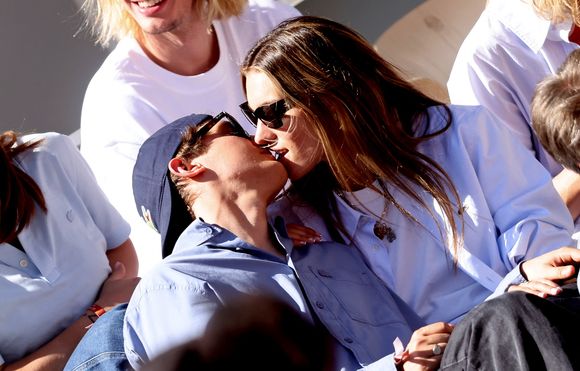 Aliocha Schneider et sa compagne la chanteuse Charlotte Cardin - Célébrités dans les tribunes des Internationaux de France de tennis de Roland Garros 2024 à Paris le 7 juin 2024.  © Jacovides-Moreau/Bestimage