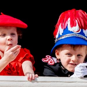 Ils ne manquent notamment jamais les rendez-vous officiels de la principauté...


Le prince Jacques et la princesse Gabriella posant sur le balcon du palais lors des célébrations de la fête nationale monégasque à Monaco, le 19 novembre 2019. Photo Robin Utrecht/ABACAPRESS.COM