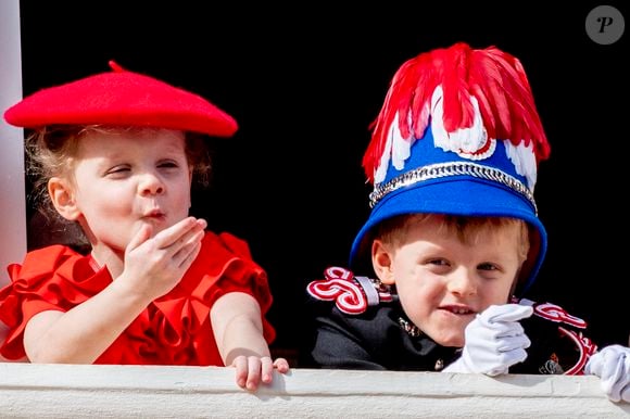 Ils ne manquent notamment jamais les rendez-vous officiels de la principauté...


Le prince Jacques et la princesse Gabriella posant sur le balcon du palais lors des célébrations de la fête nationale monégasque à Monaco, le 19 novembre 2019. Photo Robin Utrecht/ABACAPRESS.COM