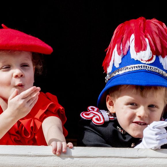 Ils ne manquent notamment jamais les rendez-vous officiels de la principauté...


Le prince Jacques et la princesse Gabriella posant sur le balcon du palais lors des célébrations de la fête nationale monégasque à Monaco, le 19 novembre 2019. Photo Robin Utrecht/ABACAPRESS.COM