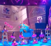 laissant penser qu'il pourrait s'agir d'une chanteuse professionnelle.
Le Chaton dans "Mask Singer 7" sur TF1