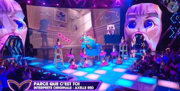 laissant penser qu'il pourrait s'agir d'une chanteuse professionnelle. 

Le Chaton dans "Mask Singer 7" sur TF1
