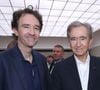 Qui ne connaît pas Bernard Arnault à travers le monde ? Le natif de Roubaix est aujourd'hui âgé de 76 ans bien qu'il en paraisse dix de moins.
Bernard Arnault entre Antoine Arnault et Delphine Arnault (Présidente de Dior) - Défilé de mode Dior Homme, Collection Printemps / Été 2026, Front Row, dans le cadre de la Fashion Week de Paris, France,
© Olivier Borde / Bertrand Rindoff / Bestimage