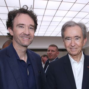 Qui ne connaît pas Bernard Arnault à travers le monde ? Le natif de Roubaix est aujourd'hui âgé de 76 ans bien qu'il en paraisse dix de moins. 

Bernard Arnault entre Antoine Arnault et Delphine Arnault (Présidente de Dior) - Défilé de mode Dior Homme, Collection Printemps / Été 2026, Front Row, dans le cadre de la Fashion Week de Paris, France,

© Olivier Borde / Bertrand Rindoff / Bestimage