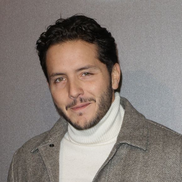 A savoir l'humoriste suisse Alexandre Kominek, de 16 ans son cadet. 

Alexandre Kominek (compagnon de F. Foresti) - Avant-première de la série Disney+ "bref.2" au cinéma le Grand Rex à Paris le 10 février 2025. © Coadic Guirec/Bestimage