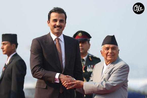 23 avril 2024, Katmandou, Bagmati, Népal : Le président népalais Ram Chandra Paudel (à droite) accueille l'émir du Qatar, le cheikh Tamim ben Hamad Al-Thani (à gauche), à ​​l'aéroport international de Tribhuvan, à l'occasion de sa visite d'État de deux jours au Népal, le 23 avril 2024. © Aryan Dhimal / Zuma Press / Bestimage