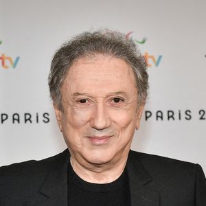 Le journaliste et animateur français Michel Drucker pose pour un photocall avant la conférence de presse de France Télévision "Paris 2024" à Paris le 11 juin 2024. Photo by Firas Abdullah/ABACAPRESS.COM