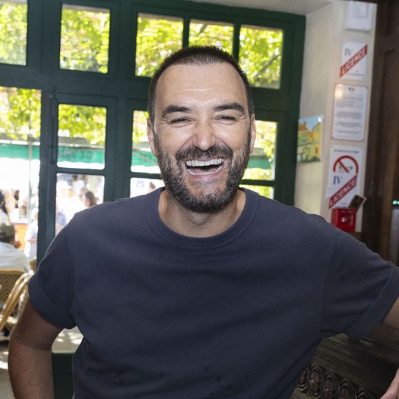 Après avoir séduit la capitale, Londres ou encore Dubaï, le chef s'envole vivre son rêve américain. 

Exclusif - Cyril Lignac - Séance de dédicaces "Les plumes de Ramatuelle" au café de l'Ormeau en marge du 41ème Festival de Ramatuelle le 7 aout 2025. © Cyril Bruneau / Festival de Ramatuelle / Bestimage