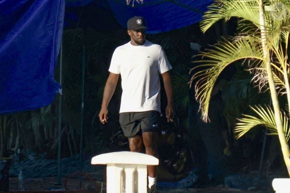 En attendant son procès dans une prison de Brooklyn...

P. Diddy dans sa villa à Miami Beach en Floride © Backgrid USA / Bestimage