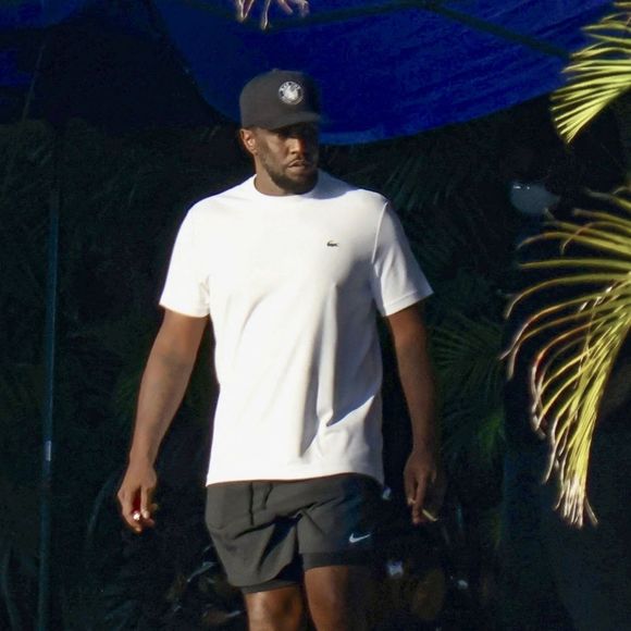 En attendant son procès dans une prison de Brooklyn...

P. Diddy dans sa villa à Miami Beach en Floride © Backgrid USA / Bestimage