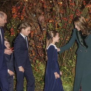Le prince William (Le prince William, prince de Galles), le prince de Galles, Catherine, princesse de Galles (Catherine "Kate" Middleton, princesse de Galles), le prince George (Le prince George de Galles), le prince Louis (Le prince Louis de Galles) et la princesse Charlotte (La princesse Charlotte de Galles) assistent à la cérémonie de chants "Together At Christmas" à l'abbaye de Westminster.