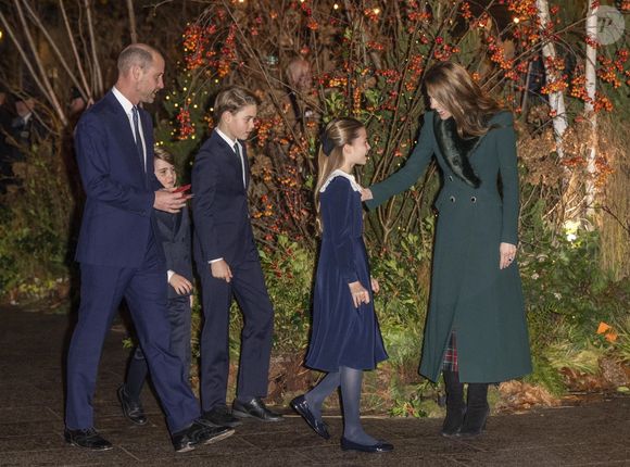 Le prince William (Le prince William, prince de Galles), le prince de Galles, Catherine, princesse de Galles (Catherine "Kate" Middleton, princesse de Galles), le prince George (Le prince George de Galles), le prince Louis (Le prince Louis de Galles) et la princesse Charlotte (La princesse Charlotte de Galles) assistent à la cérémonie de chants "Together At Christmas" à l'abbaye de Westminster.
