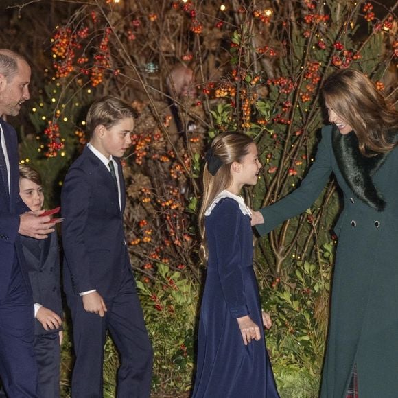 Le prince William (Le prince William, prince de Galles), le prince de Galles, Catherine, princesse de Galles (Catherine "Kate" Middleton, princesse de Galles), le prince George (Le prince George de Galles), le prince Louis (Le prince Louis de Galles) et la princesse Charlotte (La princesse Charlotte de Galles) assistent à la cérémonie de chants "Together At Christmas" à l'abbaye de Westminster.