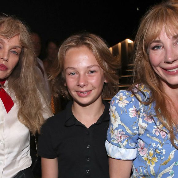 Exclusif - Arielle Dombasle (G) avec Julie Depardieu (D) et son fils de 12 ans, Billy, qui joue dans le film - Projection en avant-première du film "Les Secrets de la Princesse de Cadignan" de A. Dombasle au CNC à Paris le 5 septembre 2023. © Bertrand Rindoff / Bestimage