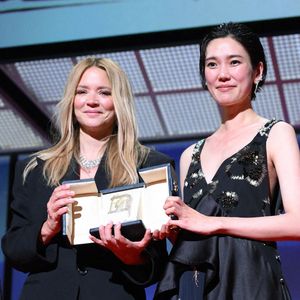 Le verdict du jury du Festival est tombé. 

L'actrice japonaise Tao Okamoto et l'actrice belge Virginie Efira célèbrent après avoir remporté ex-aequo le Prix d'interprétation féminine pour le film "Soudain" lors de la cérémonie de clôture de la 79e édition du Festival de Cannes à Cannes,  Photo par Eliot Blondet/Abaca
