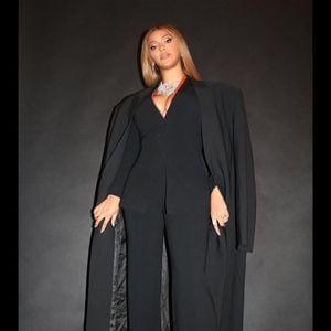Tina Knowles et Beyoncé Knowles célèbrent le succès, respectivement de sa fille et de sa sœur Solange au New York City Ballet, dont elle est la première Afro-américaine à signer la musique d'un spectacle. Le 29 septembre 2022.