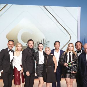 Ils sont apparus souriants et complices

Exclusif - Mohamed Bouhafsi, Celine Salette, Samuel Lebihan, Charlotte Le Bon, Anne-Elisabeth Lemoine, Patrick Cohen, Santa, Bertrand Chameroy, Pierre Lescure sur le plateau de l'émission "C à vous" lors du 77ème Festival International du Film de Cannes (14 - 25 mai 2024), le 24 mai 2024. 
© Jack Tribeca / Bestimage 

No web pour la Belgique et la Suisse