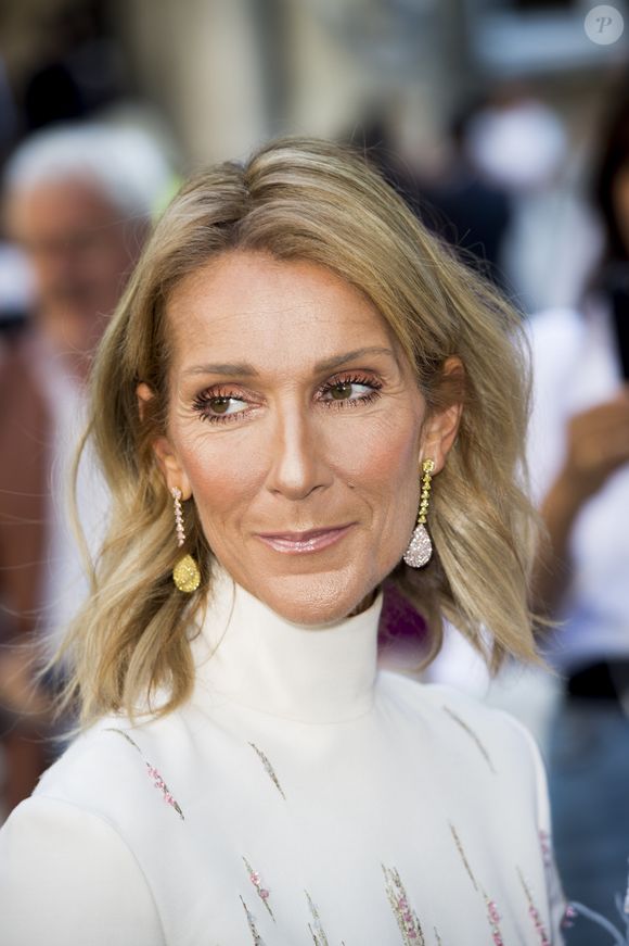 "Le décès de Rodger Brulotte m’attriste profondément", a-t-on pu lire. 

Celine Dion - Arrivées au défilé de mode Haute-Couture automne-hiver 2019/2020 Valentino à Paris le 3 juillet 2019.

© JB Autissier / Panoramic / Bestimage