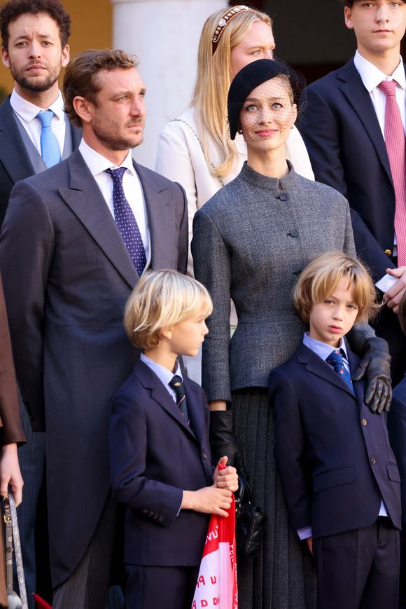 Il forme d'ailleurs avec sa femme Beatrice Borromeo un couple particulièrement élégant.

Pierre Casiraghi, Beatrice Borromeo, Stefano et Francesco  dans la cour du palais princier le jour de la fête nationale de Monaco le 19 novembre 2024.

© Jean-Charles Vinaj / Pool Monaco / Bestimage