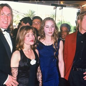 Gérard Depardieu avec sa femme Elisabeth et leurs enfants, Julie et Guillaume au festival de Cannes en mai 1992. Crédit Angeli-Rindoff / Bestimage