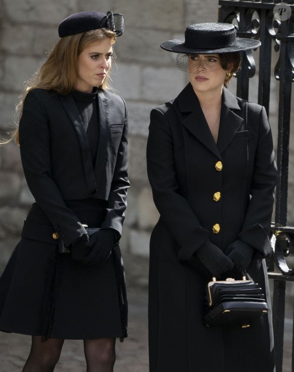 La princesse Beatrice d’York, La princesse Eugenie d’York - Arrivées au service funéraire à l'Abbaye de Westminster pour les funérailles d'Etat de la reine Elizabeth II d'Angleterre. Le sermon est délivré par l'archevêque de Canterbury Justin Welby (chef spirituel de l'Eglise anglicane) au côté du doyen de Westminster David Hoyle. Londres, le 19 septembre 2022. © Agence/ Bestimage