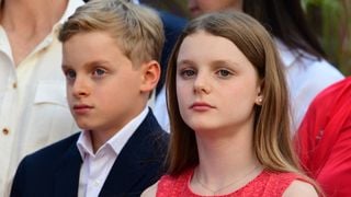 Jacques et Gabriella de Monaco attirent tous les regards lors d’une soirée symbolique à Monaco aux côtés de leurs parents