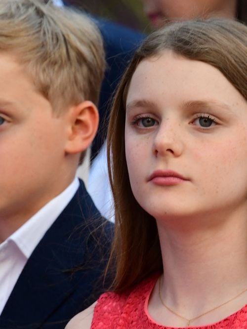 Jacques et Gabriella de Monaco attirent tous les regards lors d’une soirée symbolique à Monaco aux côtés de leurs parents