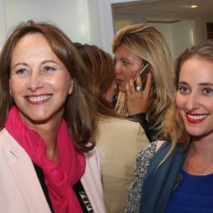 Flora travaille en tant que psychologue, spécialiste de la santé mentale des jeunes.


Exclusif - Ségolène Royal et sa fille Flora à la Boutique Christian Dior - Edition biennale des Vendanges de l’avenue Montaigne et de la rue François 1er à Paris, France, le 14 septembre 2017.  © Denis Guignebourg/Bestimage