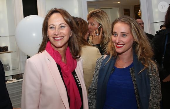 Flora travaille en tant que psychologue, spécialiste de la santé mentale des jeunes. Exclusif - Ségolène Royal et sa fille Flora à la Boutique Christian Dior - Edition biennale des Vendanges de l’avenue Montaigne et de la rue François 1er à Paris, France, le 14 septembre 2017. © Denis Guignebourg/Bestimage
