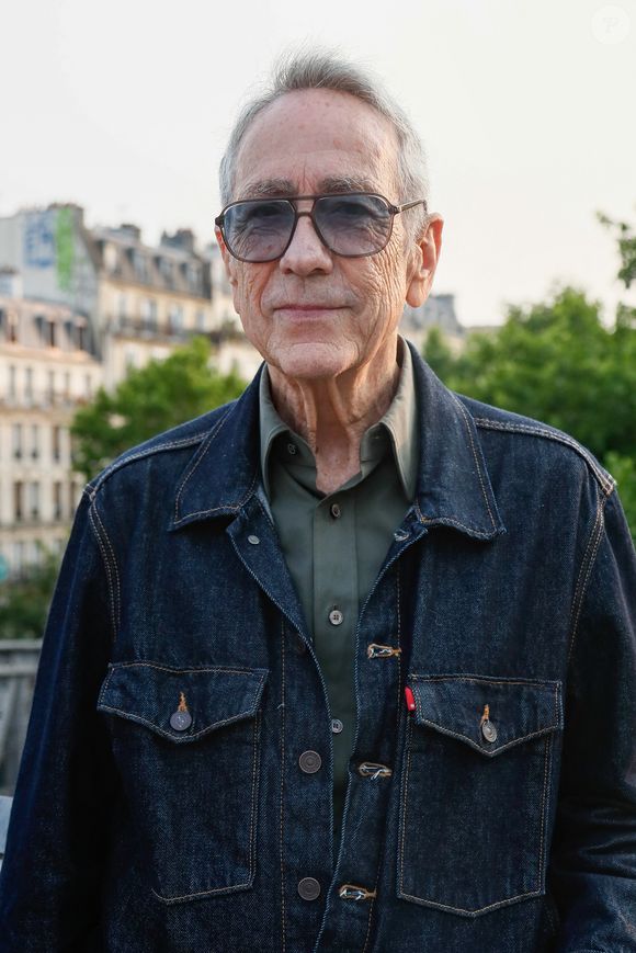 "Il va bien, autrement il ne serait pas remonté, on lui a même dit :’Si tu veux, rentre chez toi’. Mais il a tenu à rester."

Alain Chamfort (président du jury) - Prix de la brasserie Barbès à Paris, France, le 03 juin 2025. © Christophe Clovis / Bestimage